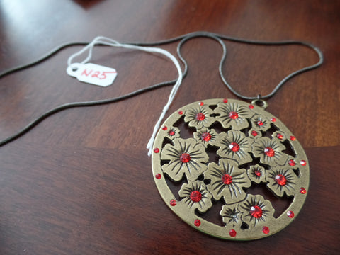 NECKLACE W/GUN METAL CHAIN & BRASS FOCAL